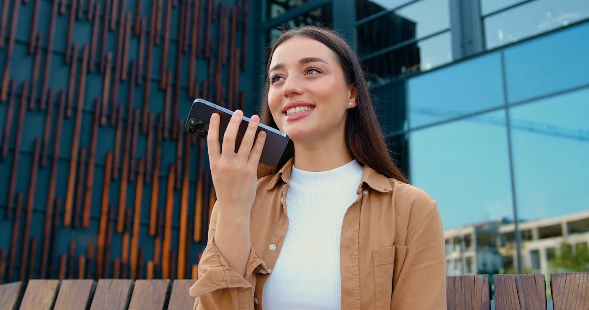 スマートフォンに話しかける女性